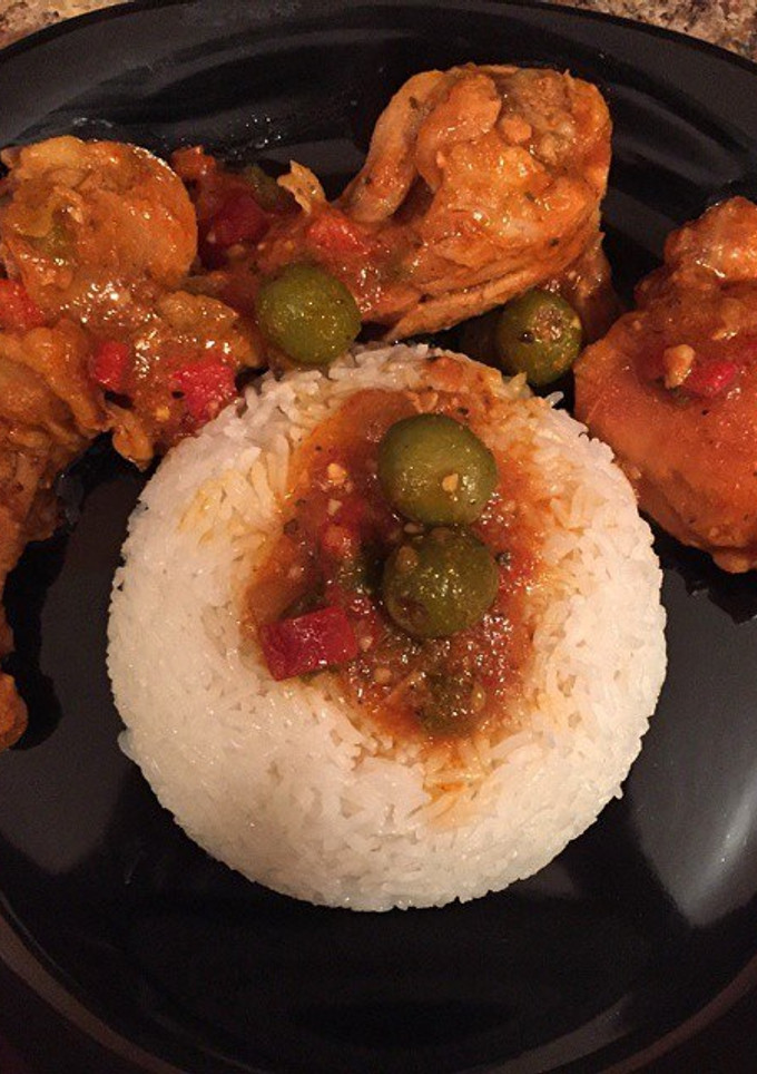 Una foto de Pollo guisado al estilo Dominicano