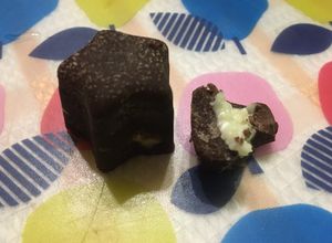 Una foto de Bombones de Chocolate con relleno de queso crema Grez