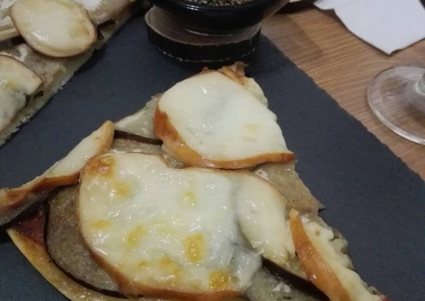 Pizza de berenjenas y scamorza ahumado