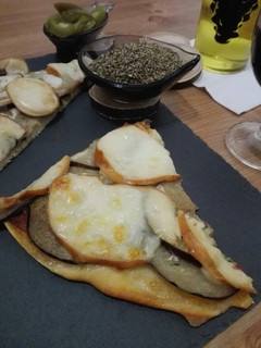 Una foto de Pizza de berenjenas y scamorza ahumado