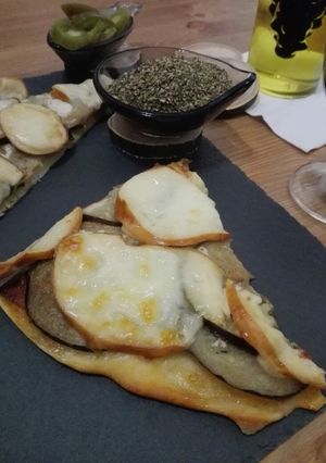 Una foto de Pizza de berenjenas y scamorza ahumado