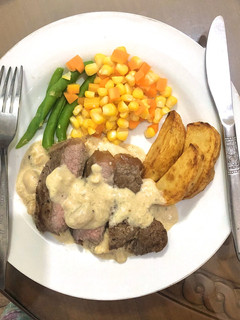 Foto resep Sirloin steak with creamy mushroom sauce🥩