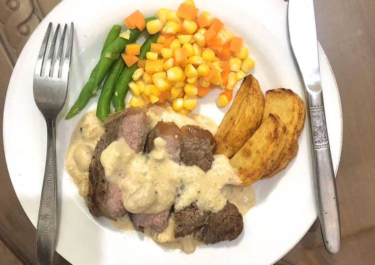 Sirloin steak with creamy mushroom sauce🥩