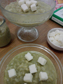 Una foto de Arroz con leche de coco y té matcha (vegano)