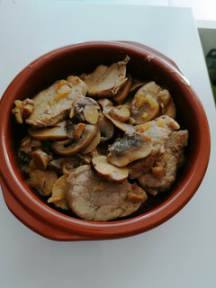 Una foto de Solomillo de cerdo con champiñones a la cerveza