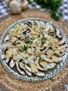 Una foto de Carpaccio de champiñón y paramesano