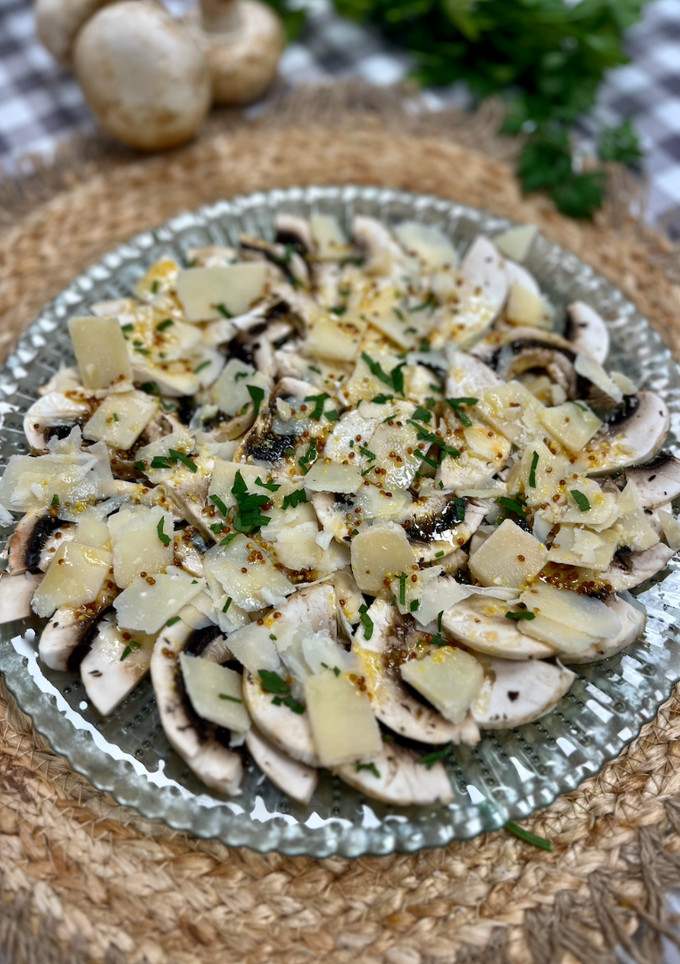 Una foto de Carpaccio de champiñón y paramesano