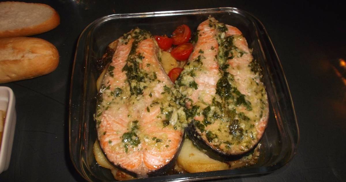 Salmón con patatas y pimientos al horno Receta de jorbasmar- Cookpad
