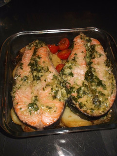 Una foto de Salmón con patatas y pimientos al horno