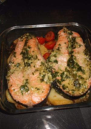 Una foto de Salmón con patatas y pimientos al horno