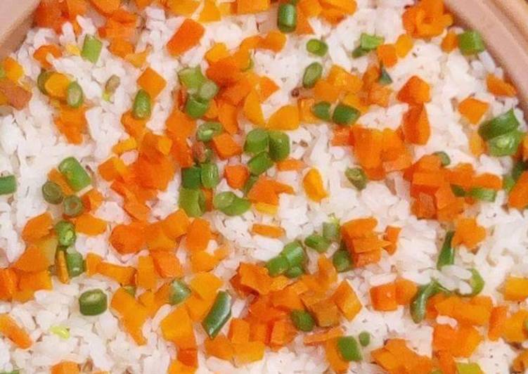 Rice with carrots and green peas