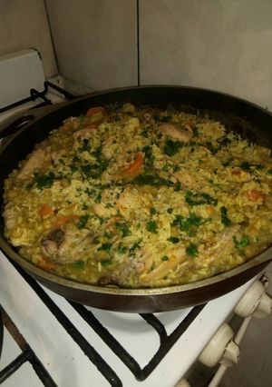 Una foto de Cazuela de arroz de alitas de pollo