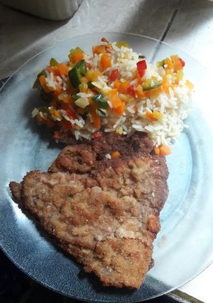 Una foto de Arroz c/ verduras y milanesa de carne😋