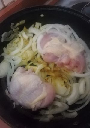 Una foto de Pollo encebollado al curry