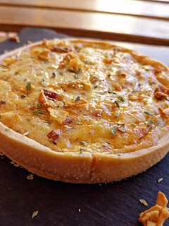 Una foto de Quiche Lorraine con calabacín y tomillo
