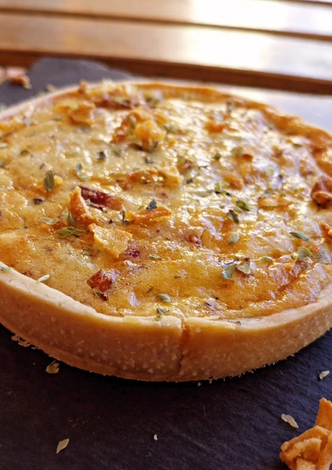 Una foto de Quiche Lorraine con calabacín y tomillo