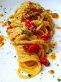 Spaghetti con Peperoni Capperi e Pecorino