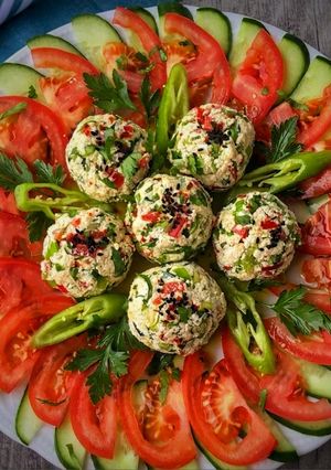 صورة لوصفة كرات جبن القريش بالخضار والزعتر 🍅🥒🫑🥗