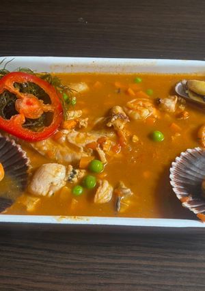 Una foto de Parihuela de pescado y mariscos