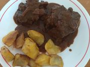 Una foto de carne de toro guisado