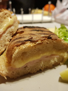 Una foto de Bocata caliente de jamón de pavo y queso