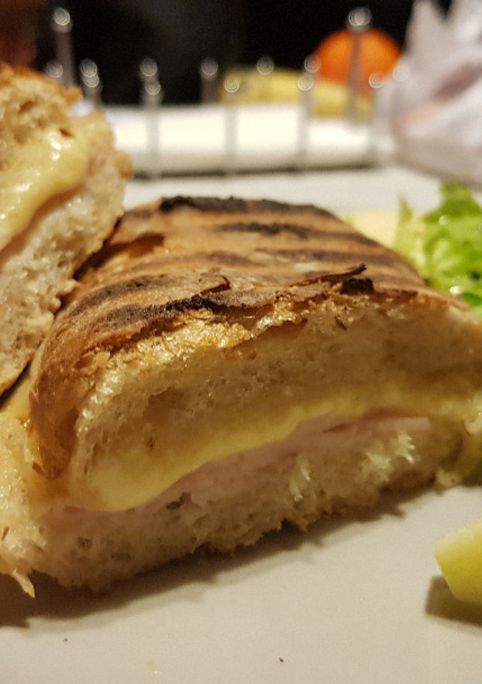 Una foto de Bocata caliente de jamón de pavo y queso