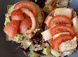 Une photo de Salade et tartines improvisées