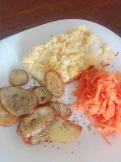Una foto de Budín de coliflor con papas fritas y zanahoria