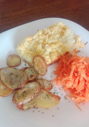 Una foto de Budín de coliflor con papas fritas y zanahoria