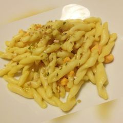 A picture of Strozzapreti al salmone e pistacchio.
