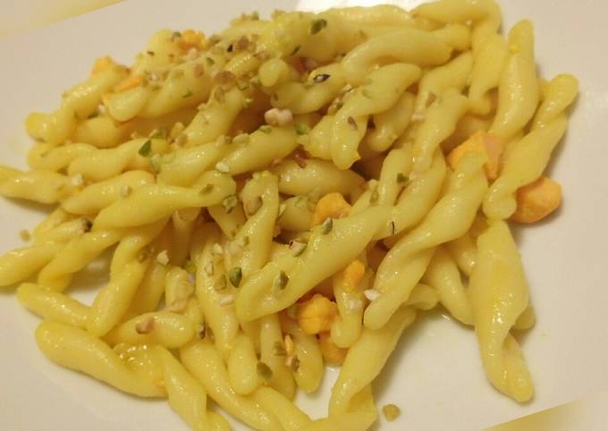 Strozzapreti al salmone e pistacchio