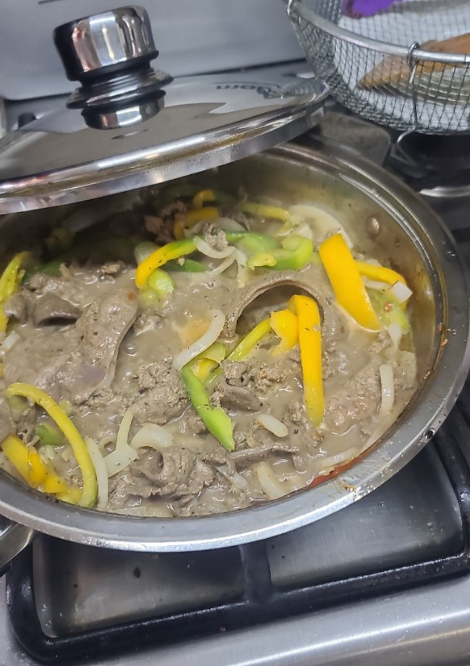 Una foto de Hígados con cebolla y pimientos