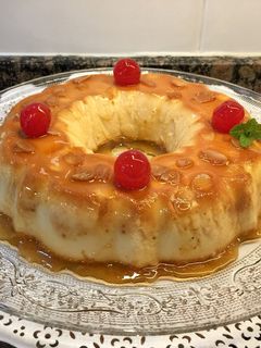Una foto de Flan Napolitano con queso y almendras