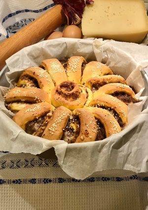 Foto di Corona di pan brioche salato ripiena di speck, radicchio e formaggio asiago