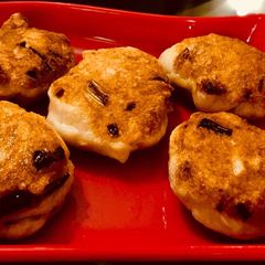 A picture of Spring onion fish cakes.