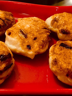 A picture of Spring onion fish cakes.