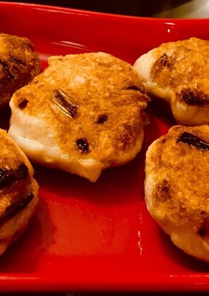 A picture of Spring onion fish cakes.