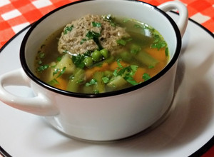Zöldséges májgombóc leves recept fotója