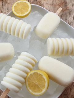Una foto de Polos de limón y leche condensada
