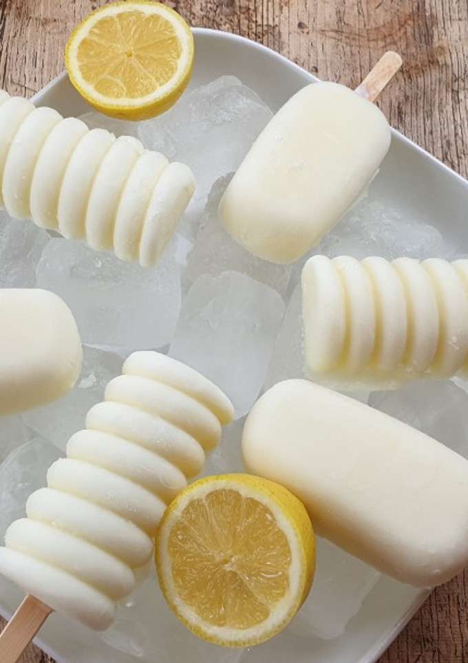 Una foto de Polos de limón y leche condensada