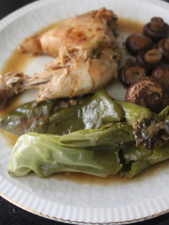Una foto de Contramuslos de pollo con pimientos italiamos y champiñones