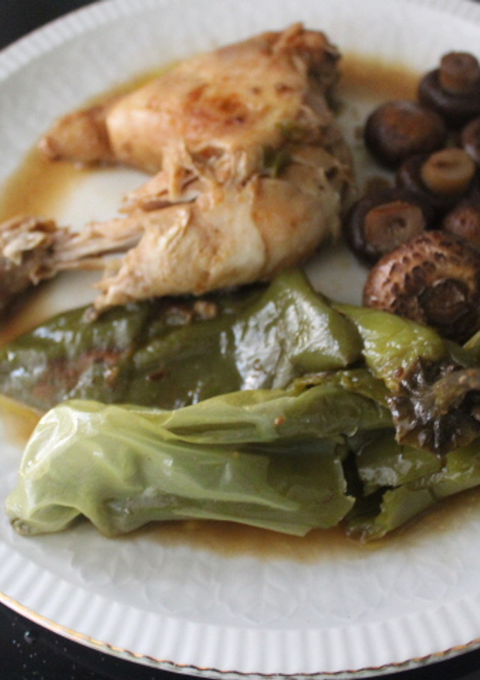 Una foto de Contramuslos de pollo con pimientos italiamos y champiñones