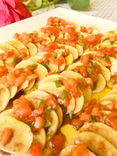 Una foto de Carpaccio de champiñones con vinagreta de tomates