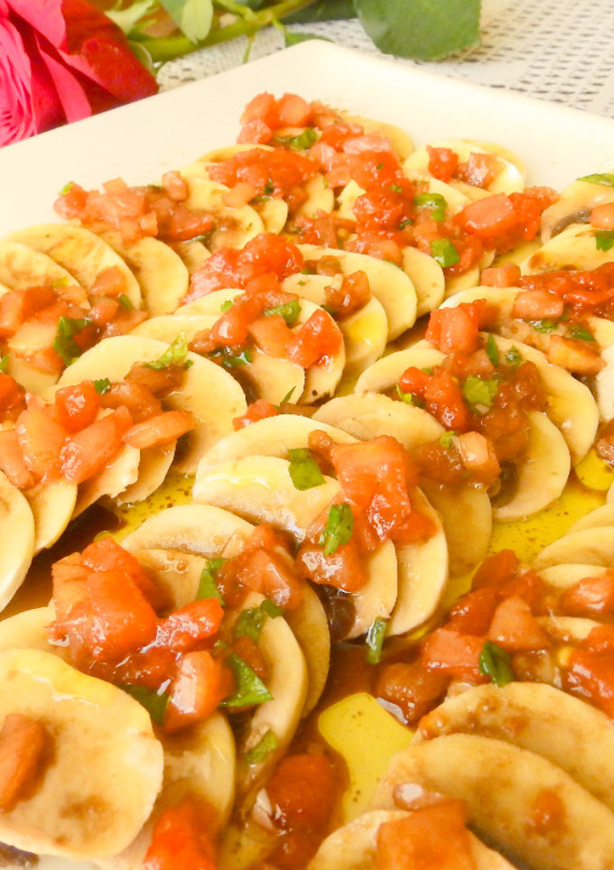 Una foto de Carpaccio de champiñones con vinagreta de tomates