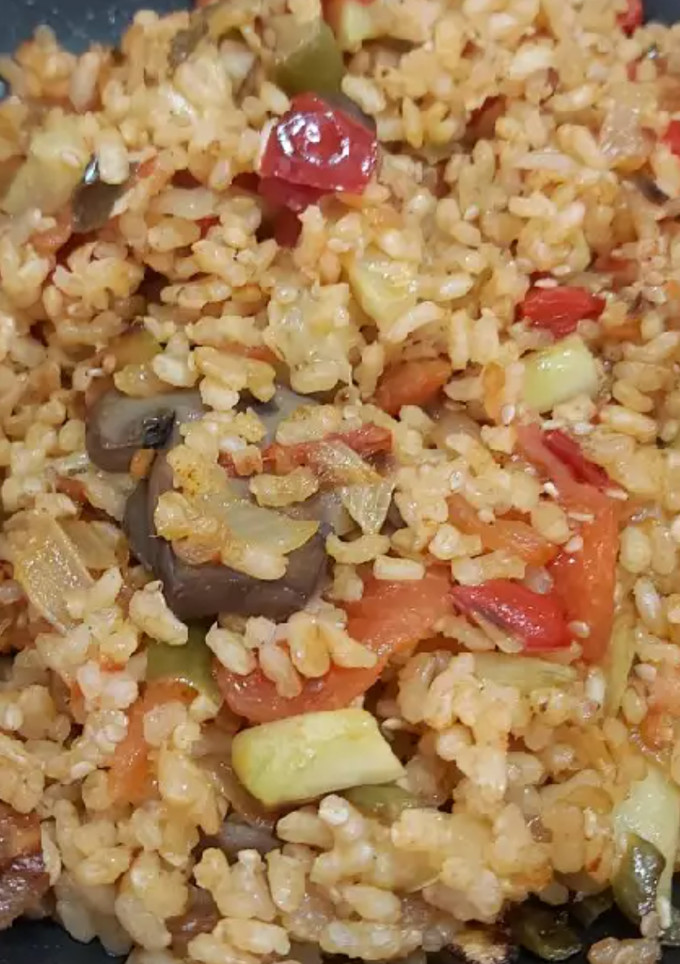 Una foto de Arroz integral con verduritas asadas