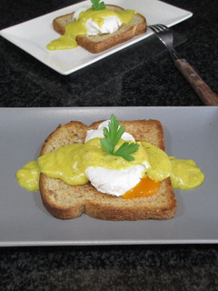 Una foto de Huevos pasados por agua sobre pan de molde bañados con bechamel al curry