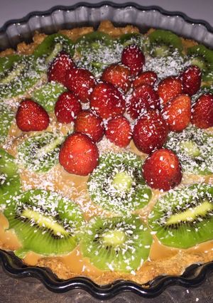 Una foto de Pastel de coco y frutas