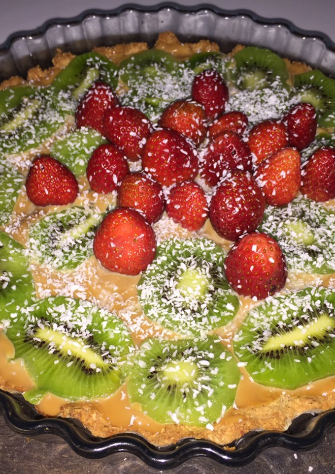 Una foto de Pastel de coco y frutas