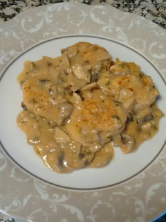 Una foto de Medallones de pechuga de pollo picada en salsa de champiñón