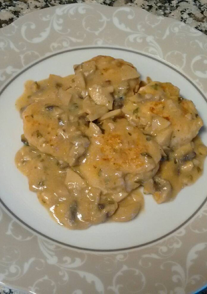 Una foto de Medallones de pechuga de pollo picada en salsa de champiñón
